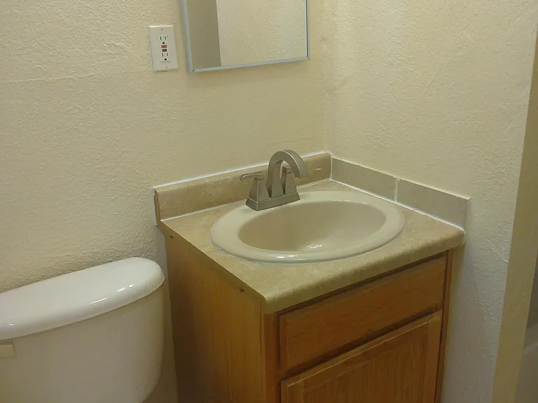 410 E Lohman Ave — Photo 14