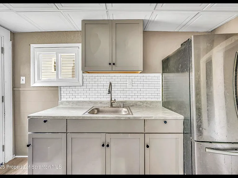 1061 Carmalt St — Photo 17