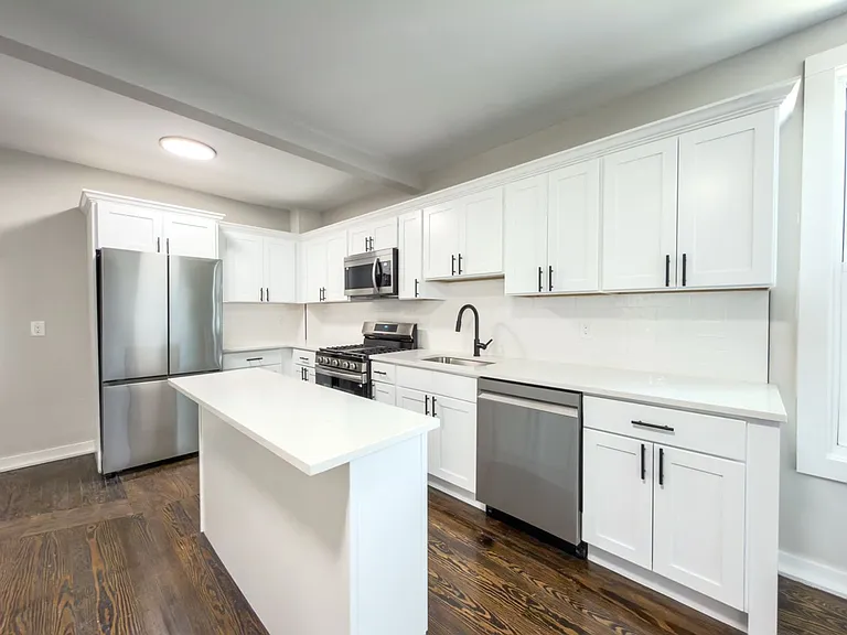 560 Howard Ave — Photo 23