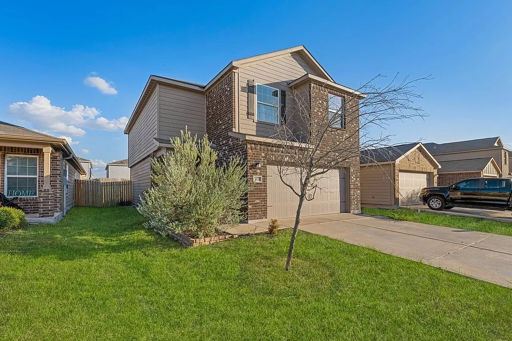 Spacious 3-Bed Townhome with Garage & Fenced Yard in New Braunfels 1,920 Sq Ft! — Photo 2