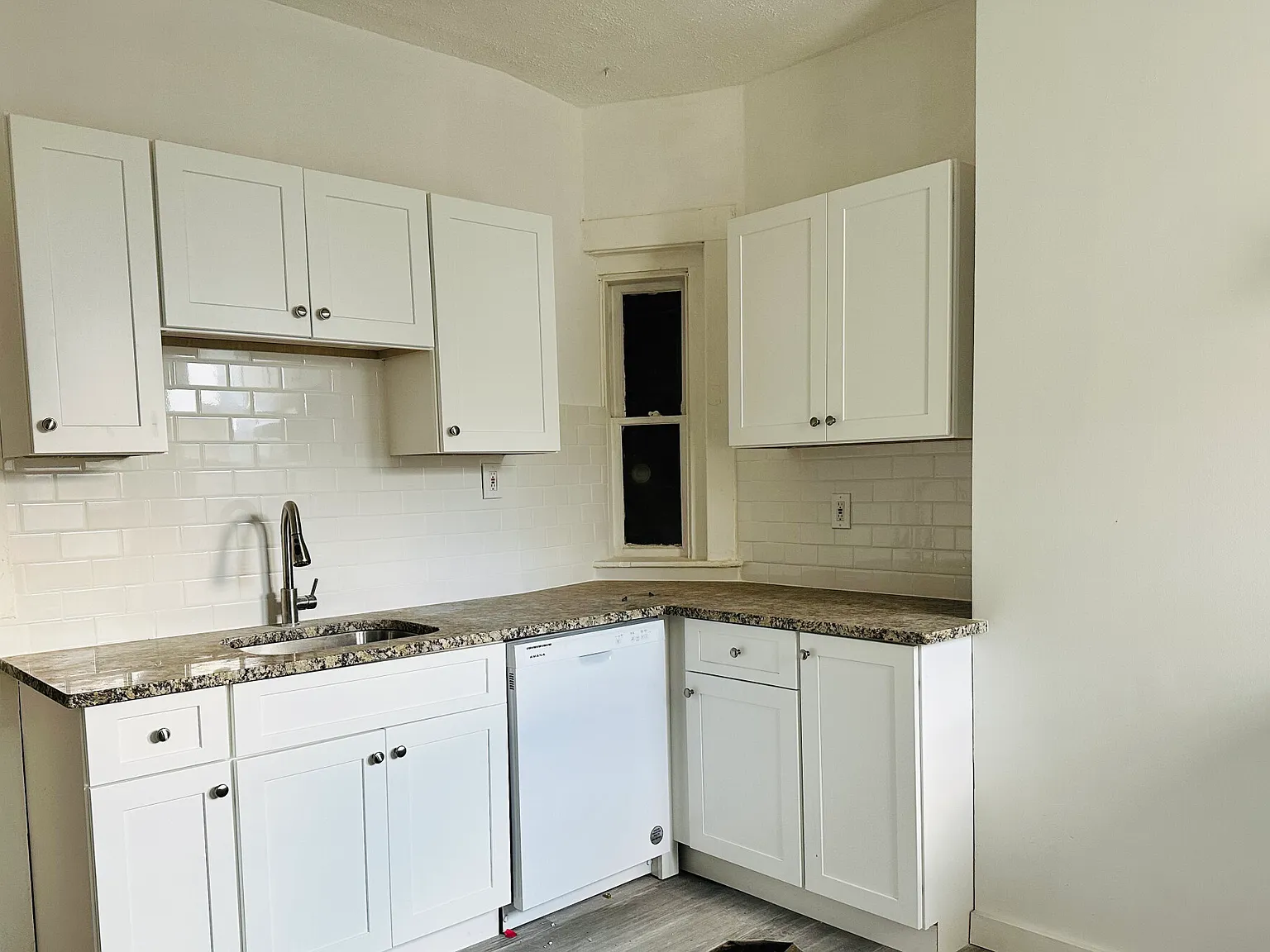 3 bed, 873 sqft, $3,900 — Photo 1