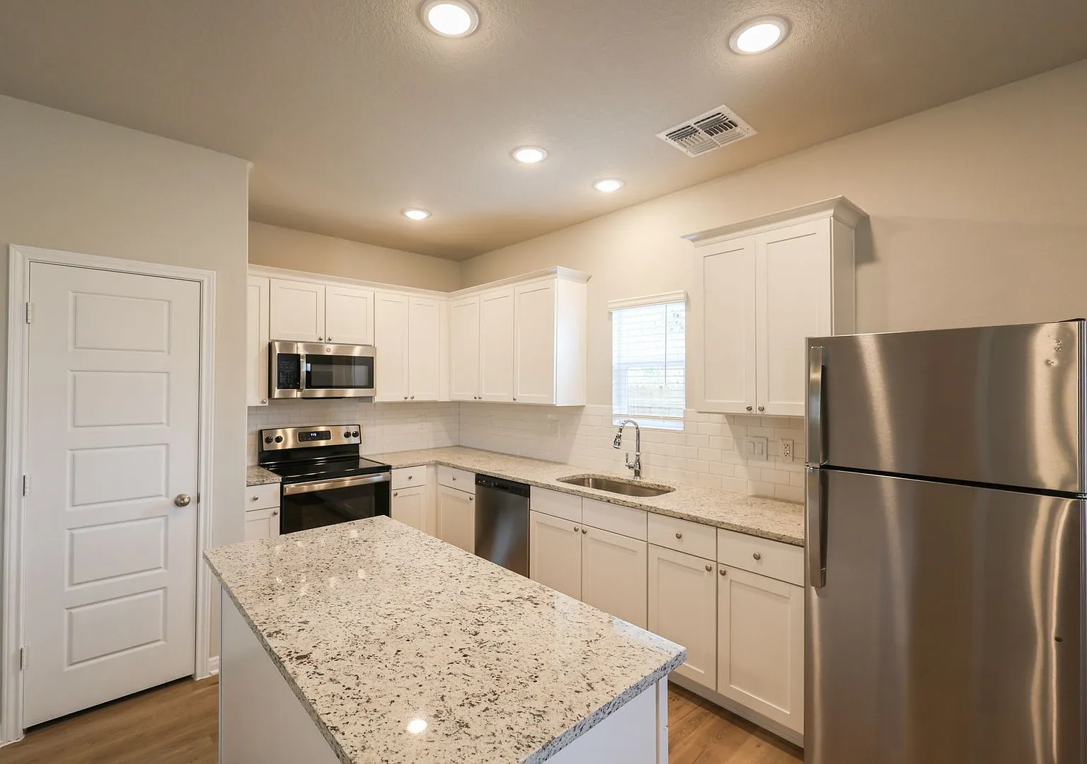Modern 3 Bed 2.5 Bath Townhouse Near La Cantera & UTSA — Photo 4