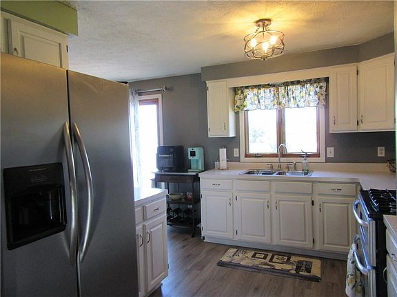 3rd image of 6 Woodstock Ln