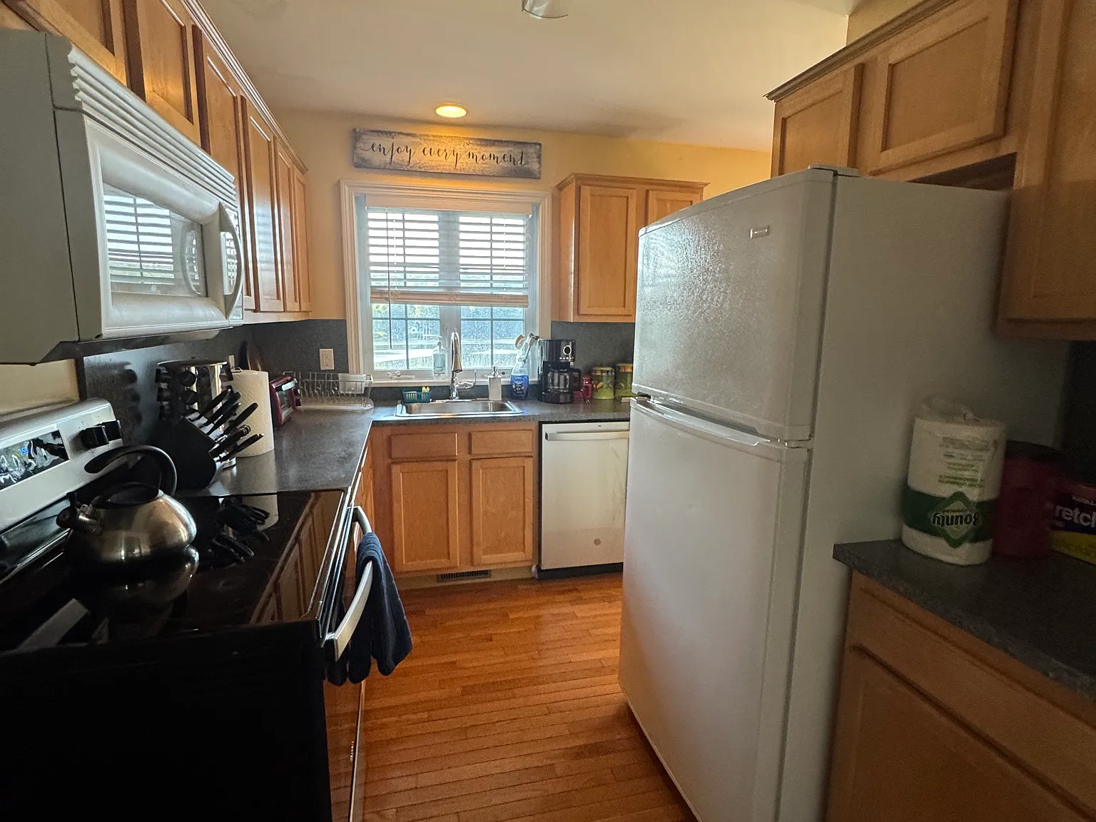 4 bed, 1750 sqft, $3,000 — Photo 3