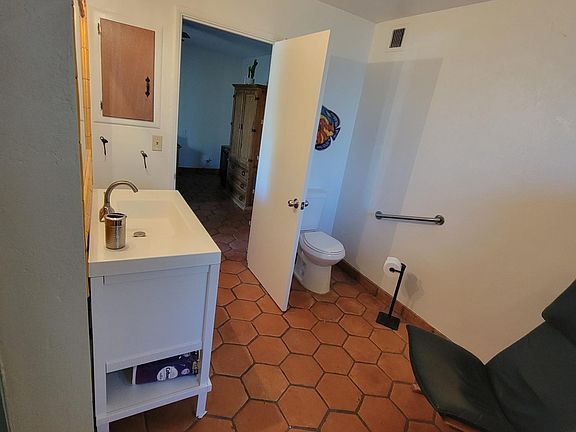 Lovely Spacious Bathroom!