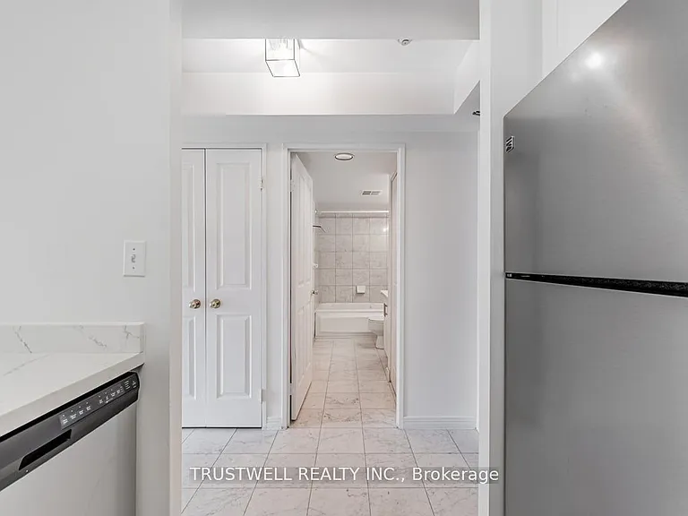 942 Yonge St #503 — Photo 4
