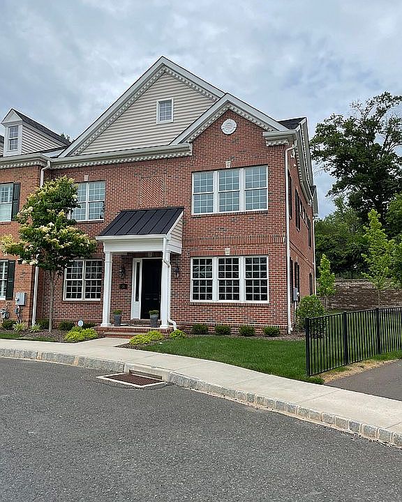 1st image of 18 Creekview Ln
