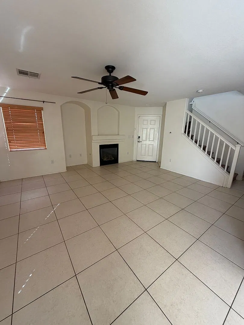 Americana Property Mgmt - Beautiful 3 Beds, 2 Story Home In Sw Community. — Photo 4