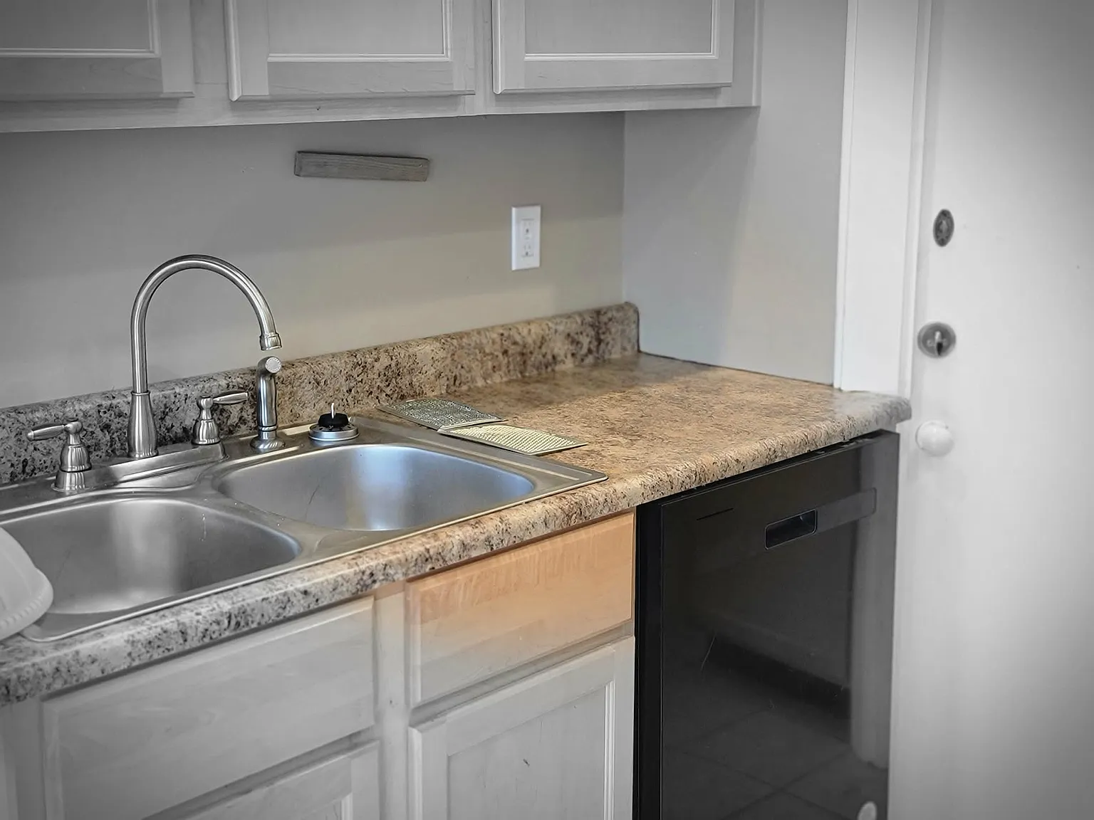 1 bed, 950 sqft, $1,150 — Photo 3
