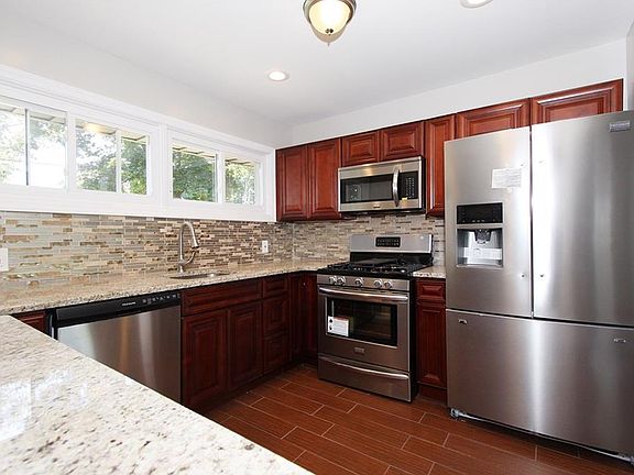 4th image of 16 Essex Ln