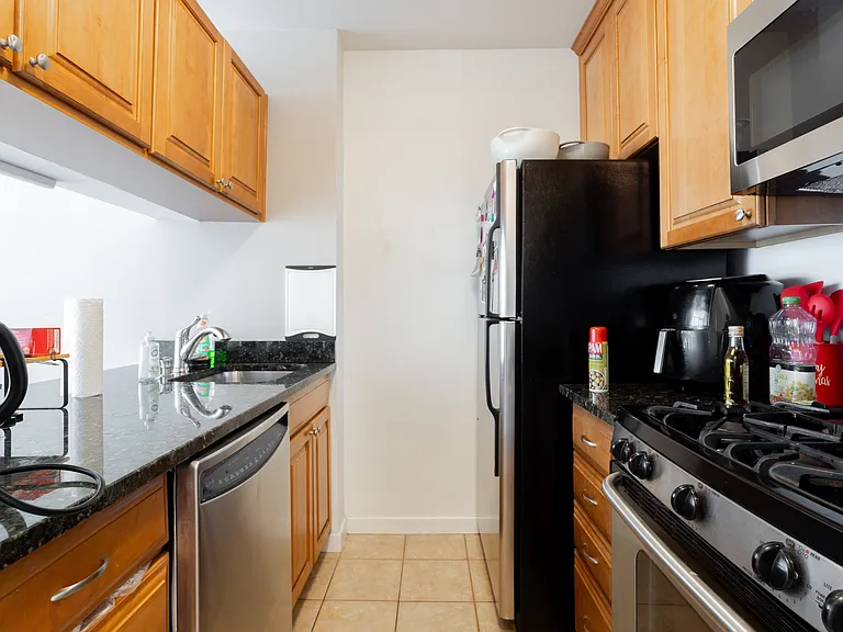 500 W 43rd St #18C — Photo 6