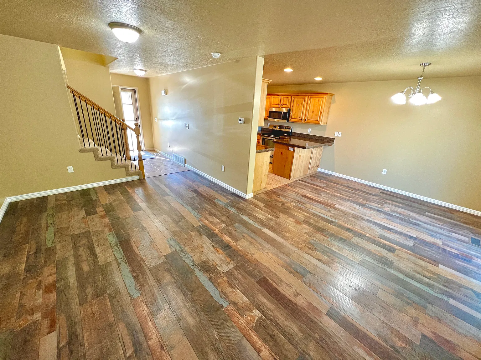3 bed, 2050 sqft, $2,000 — Photo 3