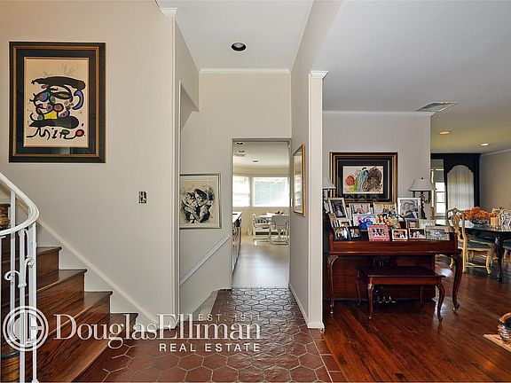 3rd image of 833 Edgewood Dr