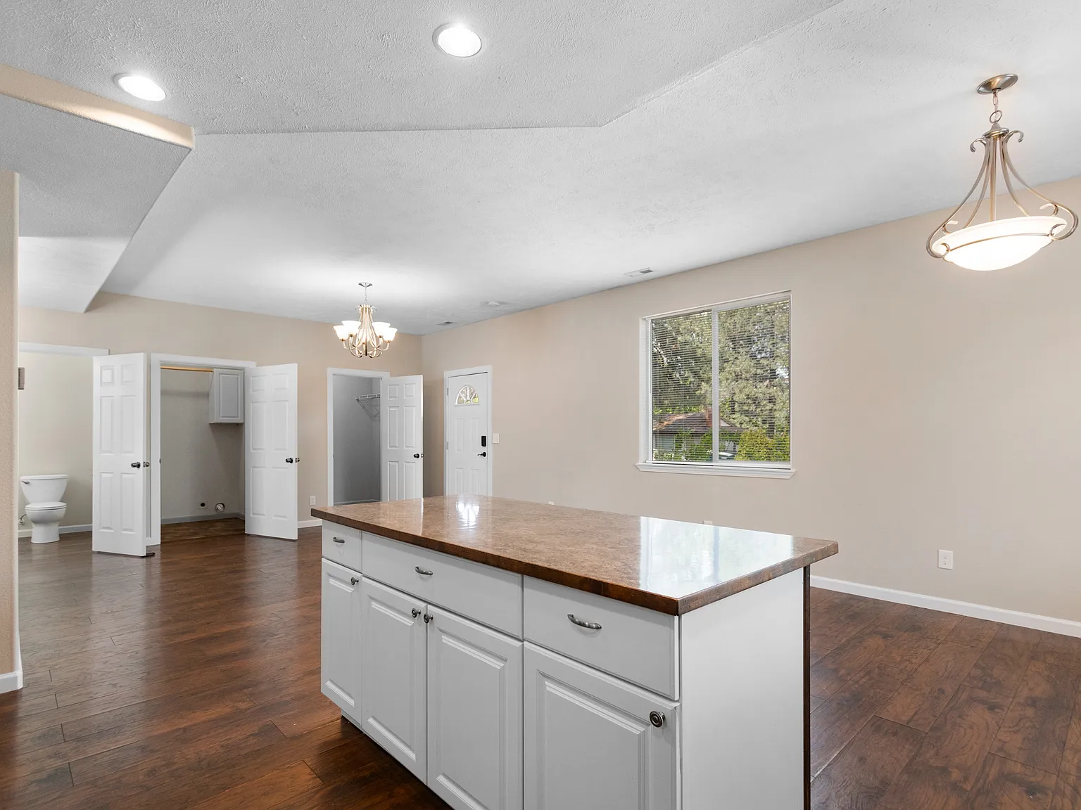 4 bed, 2.5 bath, 1632 sqft, $2,100 — Photo 3