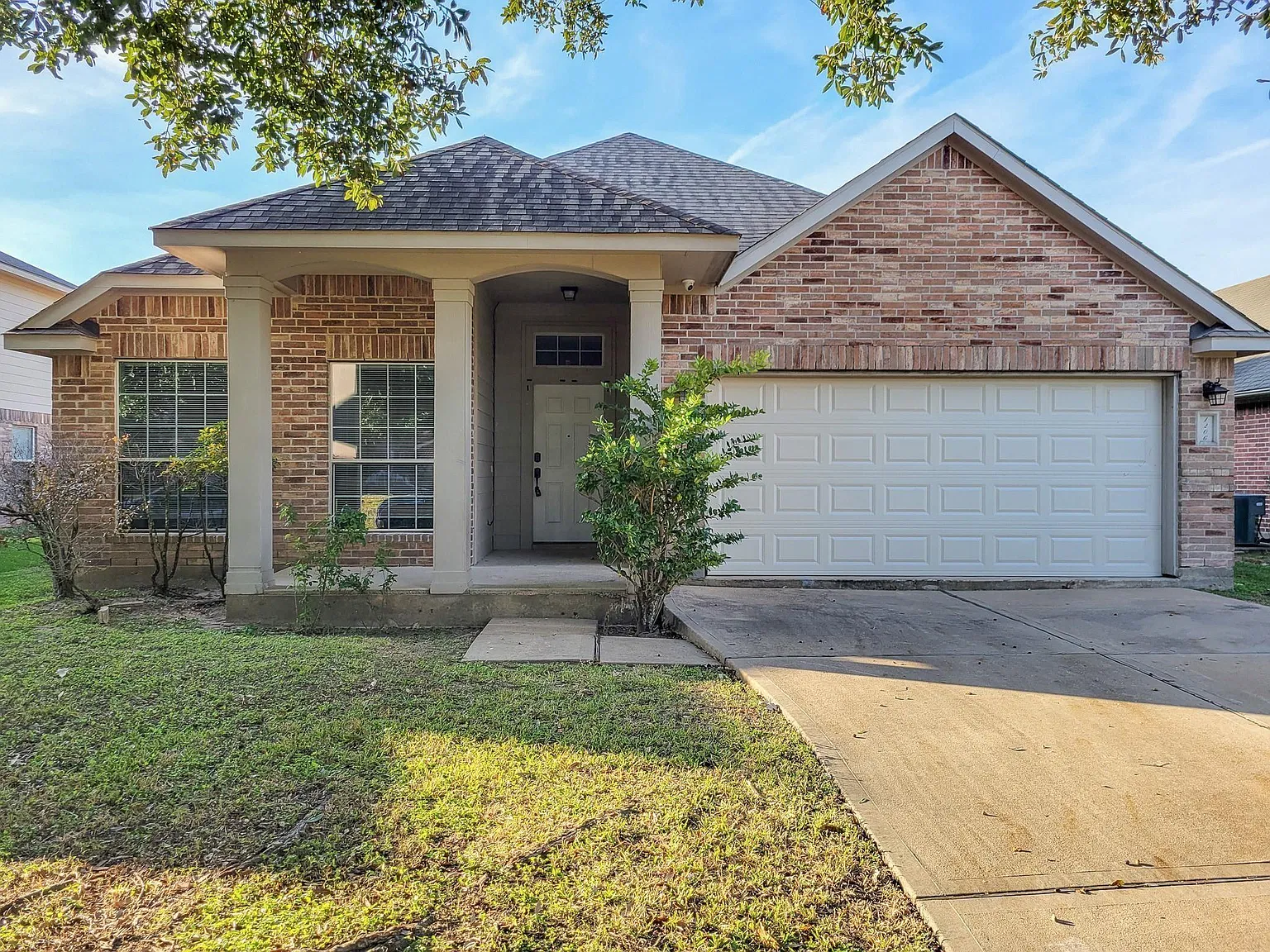 4 bed, 2.0 bath, 1916 sqft, $2,200 — Photo 2
