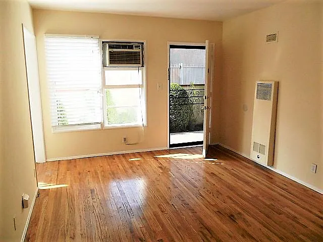10737 Bloomfield St — Photo 4
