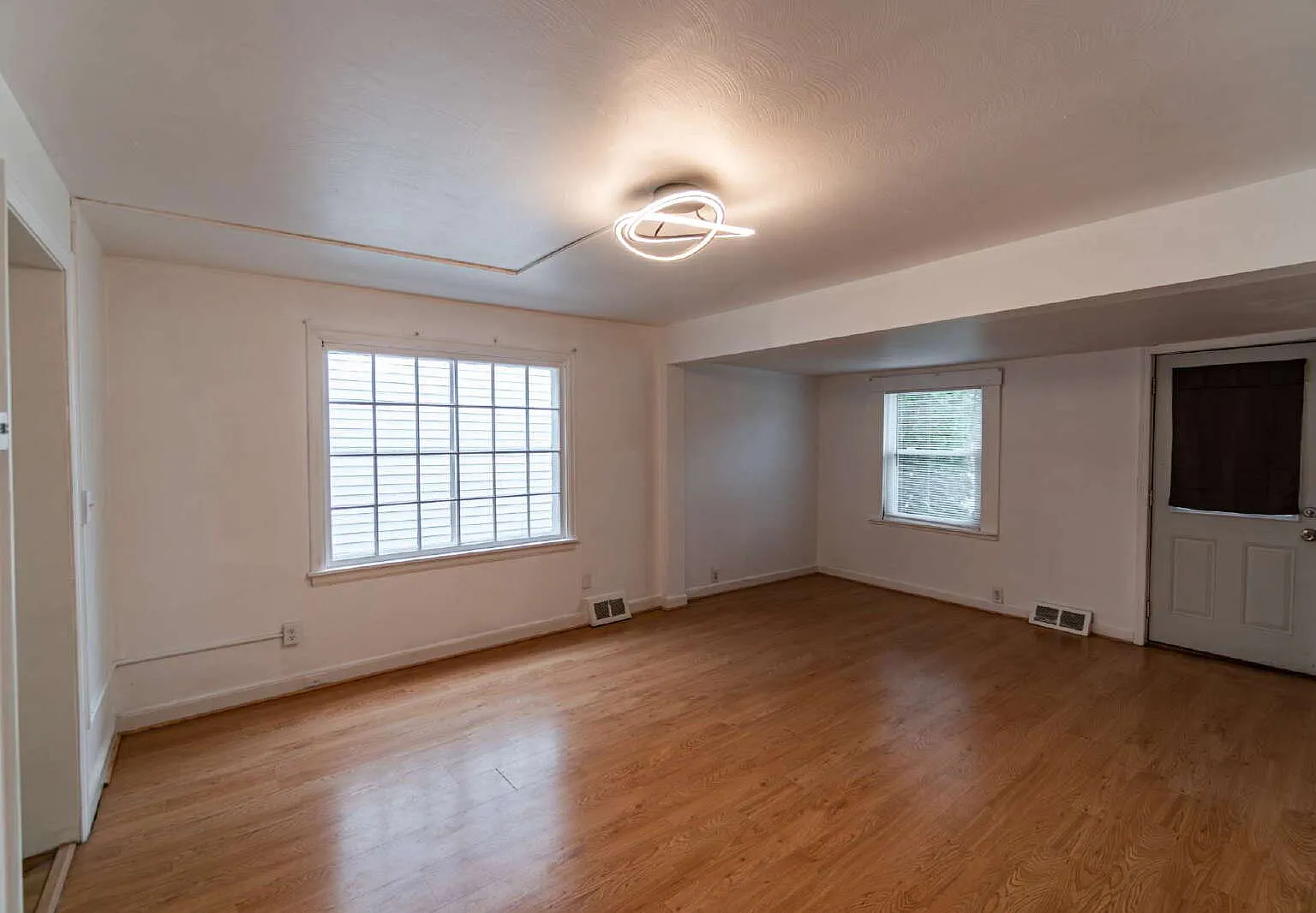 3 bed, 1.0 bath, 900 sqft, $530 — Photo 3