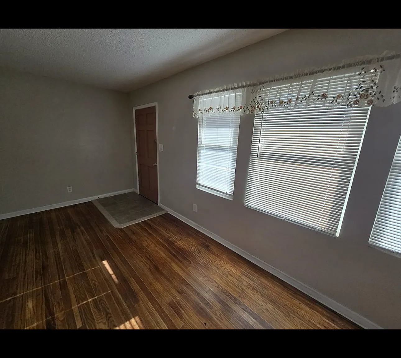 3 bed, 1392 sqft, $2,100 — Photo 2