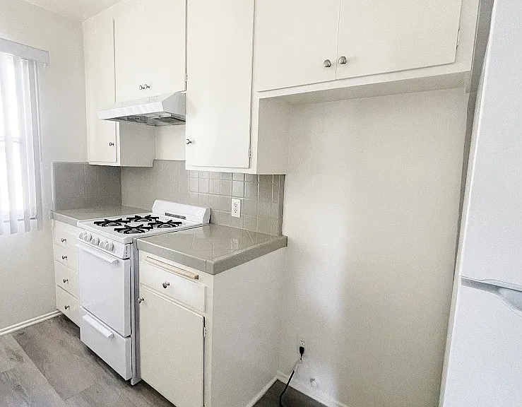 141 N Hamilton Dr — Photo 15