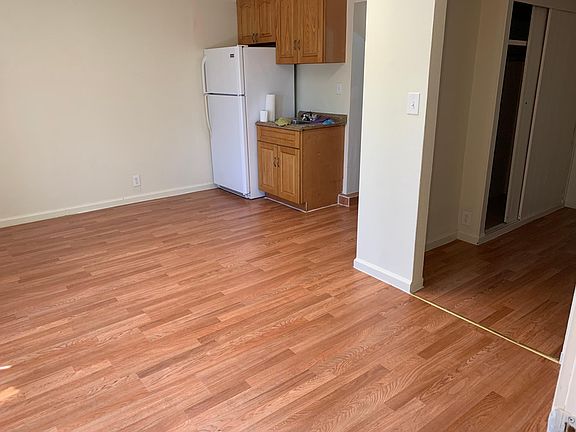 5th image of 250 E Market St