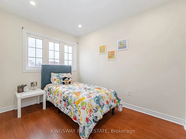803 Khan Cres — Photo 33