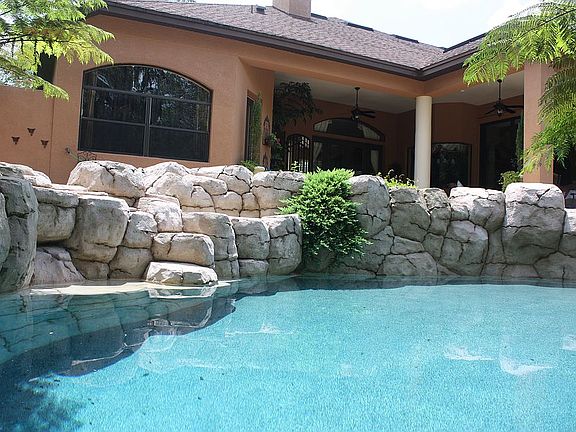 Rock Waterfall Pool/Spa