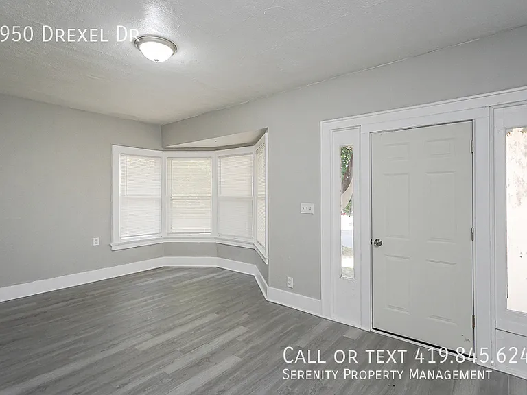 3950 Drexel Dr — Photo 2