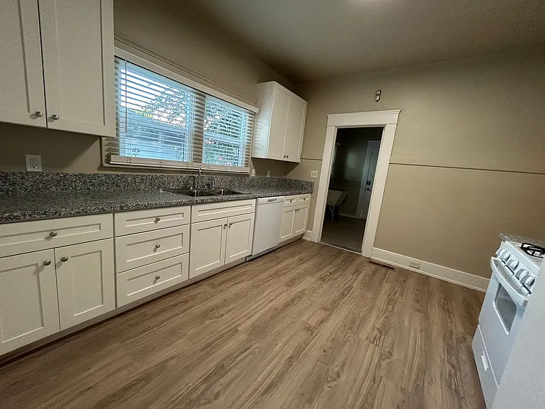 504 E Walnut St — Photo 6
