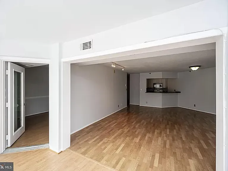900 N Stafford St #905 — Photo 4
