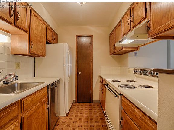 kitchen w/pantry