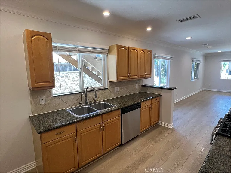 517 Concord St — Photo 14