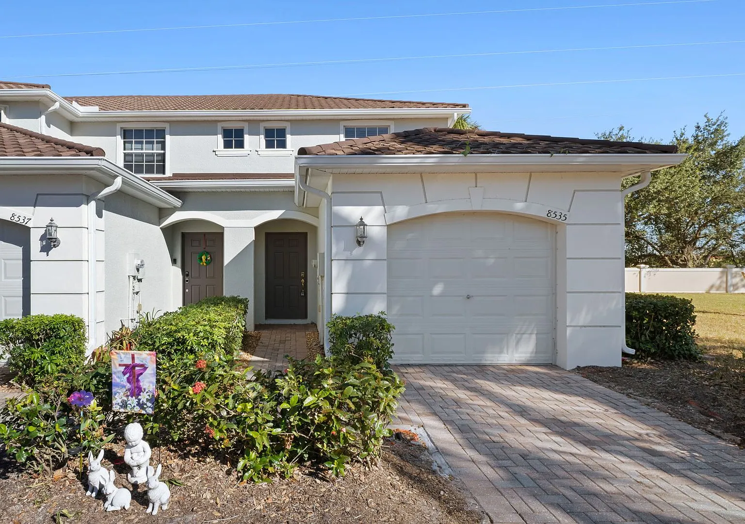 Charming 2-bedroom, 2.5-bathroom townhome located in Lehigh Acres — Photo 2