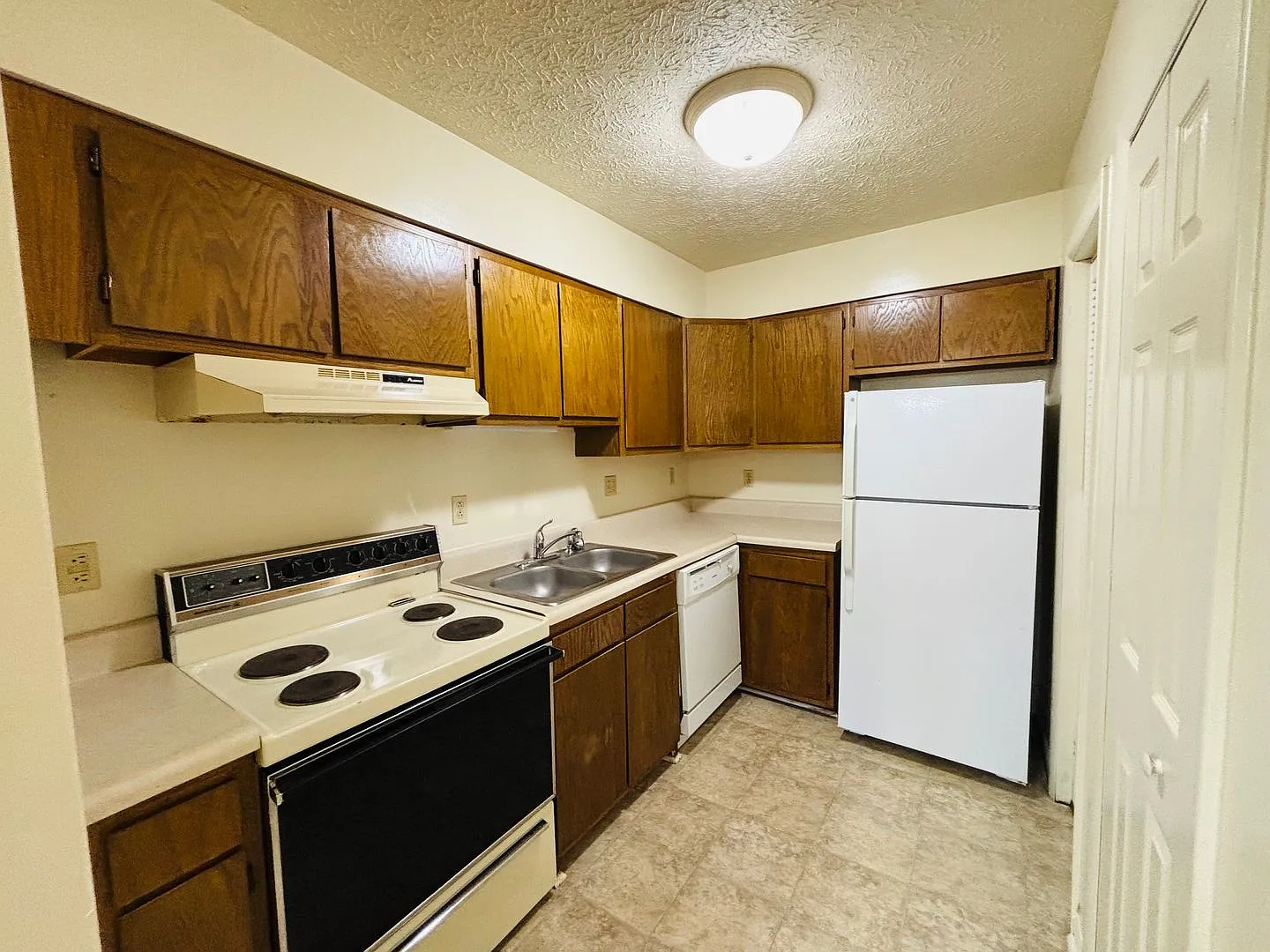 2 Bedroom, 1 Bath Apartment — Photo 4