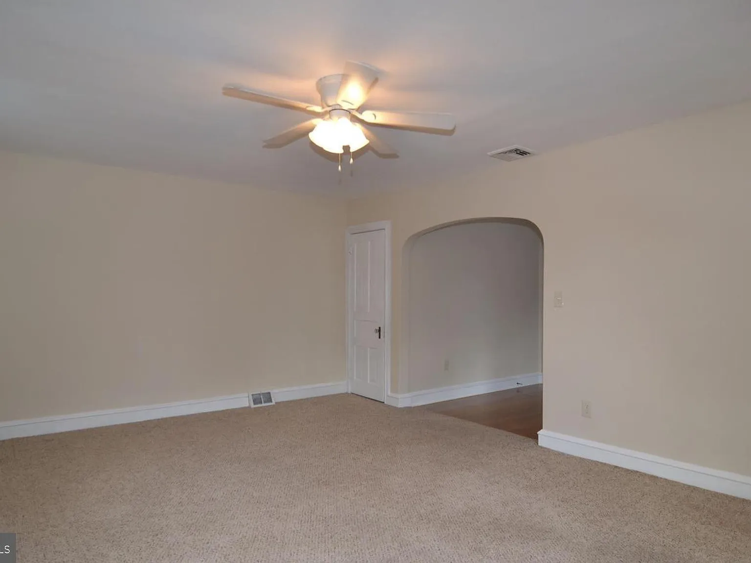 2 bed, 1.0 bath, 2120 sqft, $2,350 — Photo 3