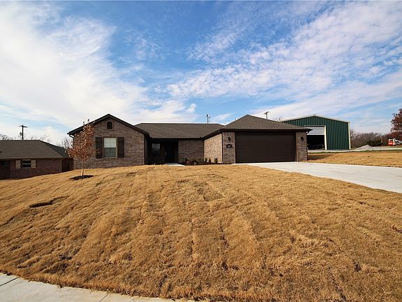 2nd image of 621 NE Eagle Dr