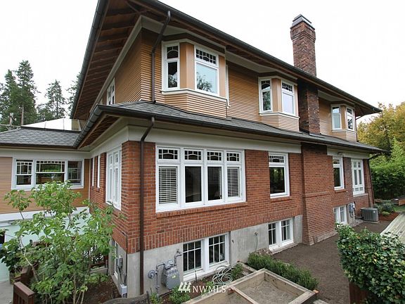 2nd image of 2740 Montlake Boulevard E