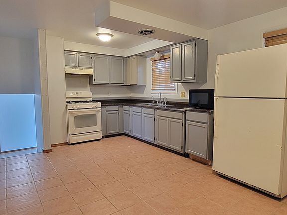 Spacious eat-in kitchen with gas stove and full sized refrigerator