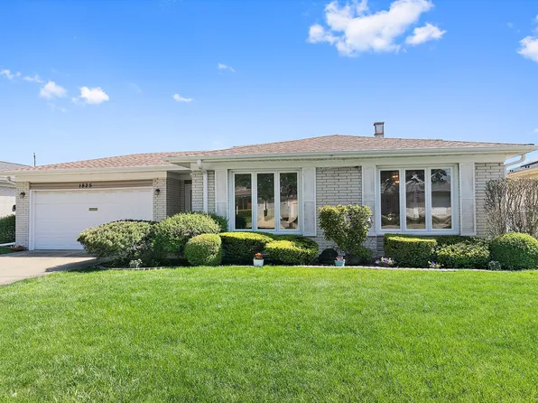 1825 W Pheasant Trl, Mount Prospect, IL 60056