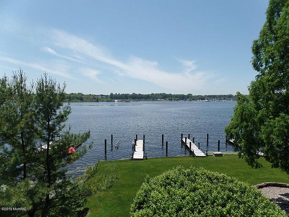 3rd image of 555 Lake St #3