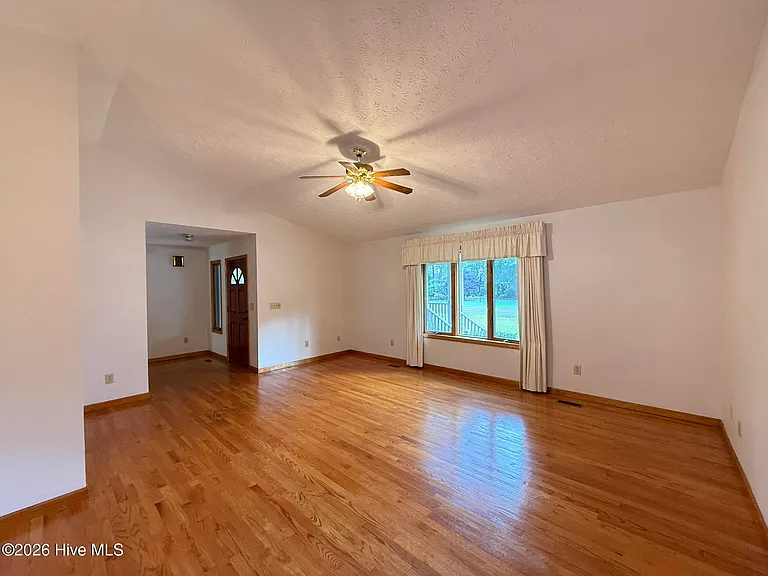 315 W Craven Ave — Photo 9