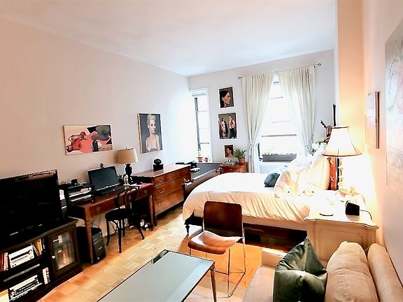 2nd image of 11 E 66th St #D5
