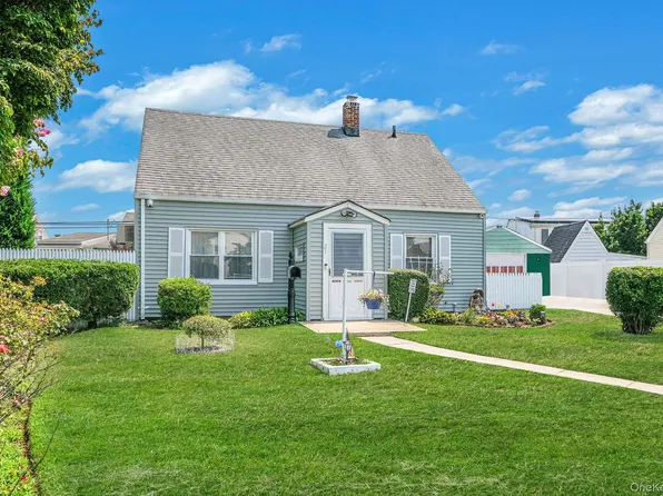 21 Anchor Lane, Levittown, NY 11756