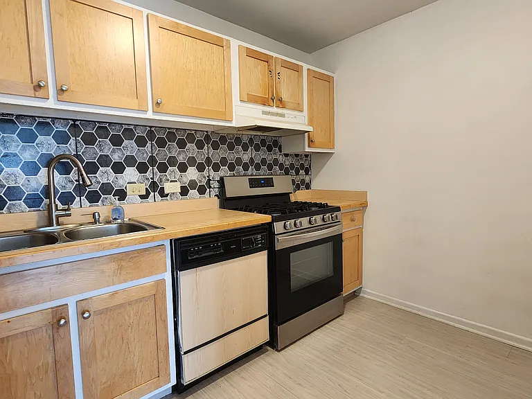 1095 Miller Ln — Photo 8