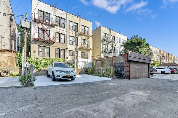 Rented by Halvatzis Realty | media 26