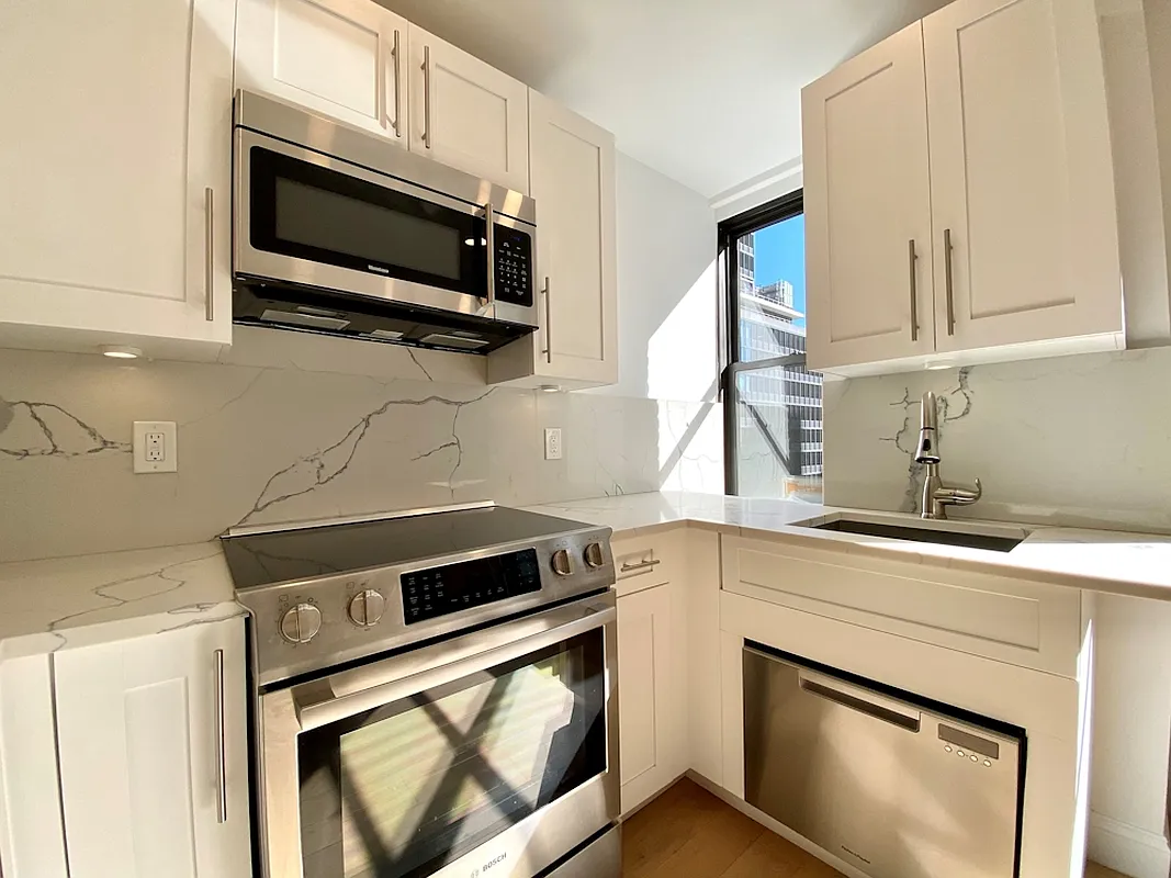 160 East 48th Street 11G-2