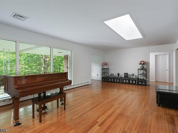5th image of 11 Johanna Ln