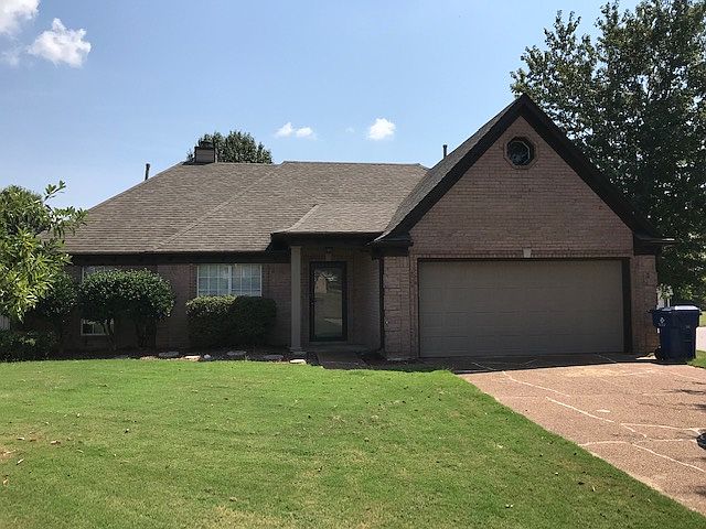 1st image of 10 Center Oak Cv