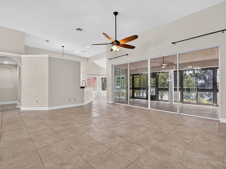 118 W Magnolia Ave — Photo 8