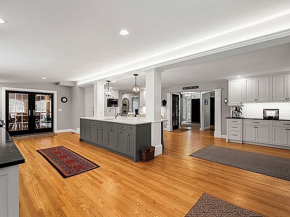 5th image of 118 Moulton St
