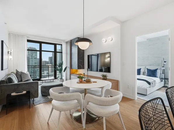 628 Rue St #2705, Montreal, QC H3C 0Z1